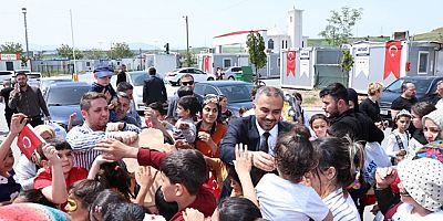 Başkan Toptaş, 23 Nisan’da depremzede çocukları unutmadı