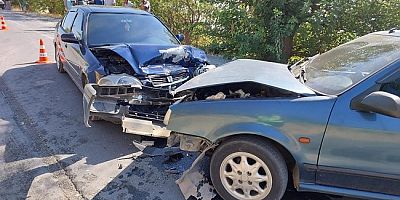 İki otomobil kafa kafaya çarpıştı: 4 yaralı 