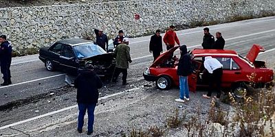 Andırın’da iki otomobil kafa kafaya çarpıştı