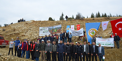 Çağlayancerit Belediye Başkanı Yemliha Göktaş, “İnsanlığa Nefes” için Fidan dikti