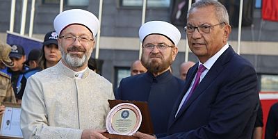 Kipaş Holding Yönetim Kurulu Başkanı M. Hanefi Öksüz'e Teşekkür Plaketi