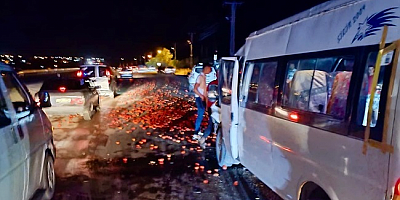 MİNİBÜS TRAKTÖR RÖMORKUNA ARKADAN ÇARPTI: 4 AĞIR YARALI