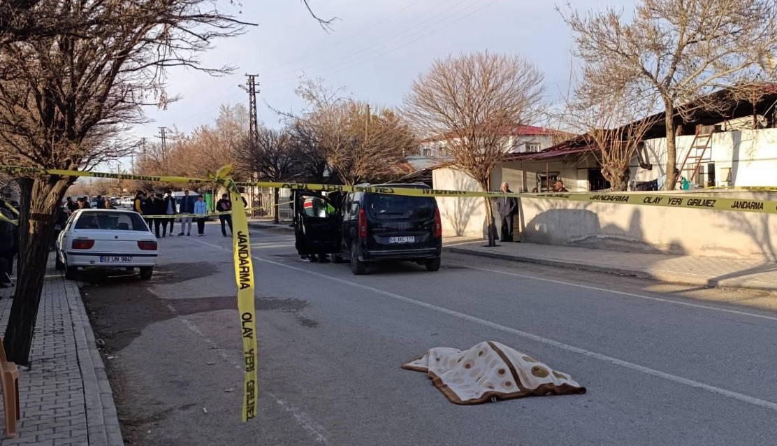 Kahramanmaraş'ın Elbistan ilçesinde, Söğütlü beldesi girişinde meydana gelen trafik kazasında