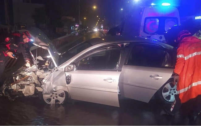 Kahramanmaraş’ta otomobil refüje çarptı: 2 yaralı Kahramanmaraş’ta otomobilin refüje çarpması