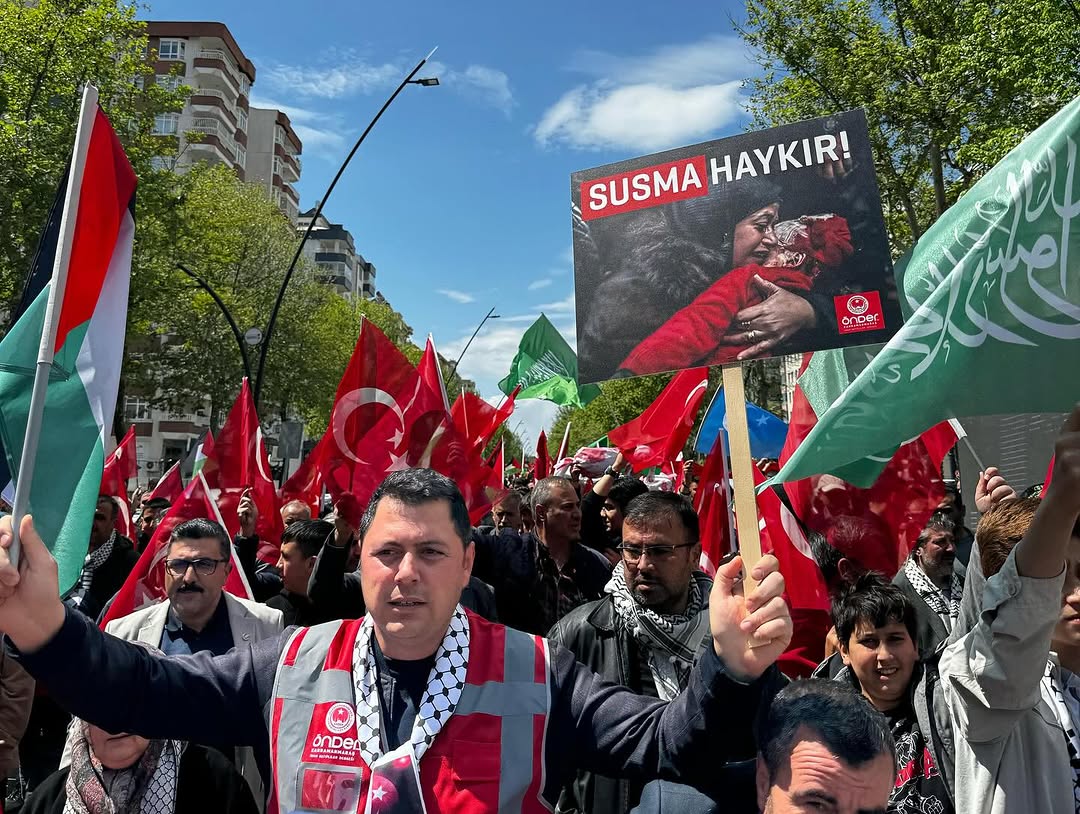 Yürüyüşe çok sayıda vatandaş bayrakları ve dövizleriyle katılırken, duygusal anlar