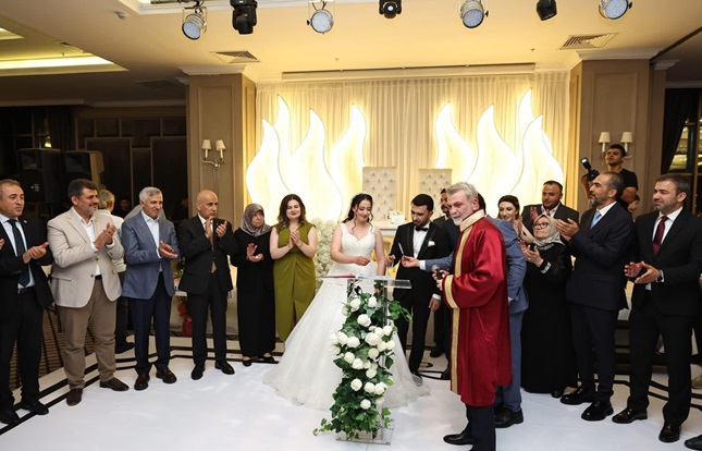 NURİ KAYABAŞI VE BETÜL DİKİCİ DÜNYA EVİNE GİRDİ Nikâhı Fırat