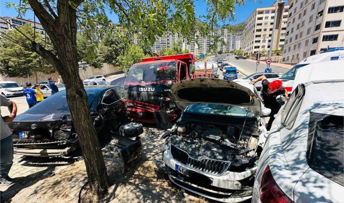 (Kahramanmaraş’ta kamyonet araçları biçti Kahramanmaraş’ta kontroldan çıkan kamyonetin araçlara çarpması