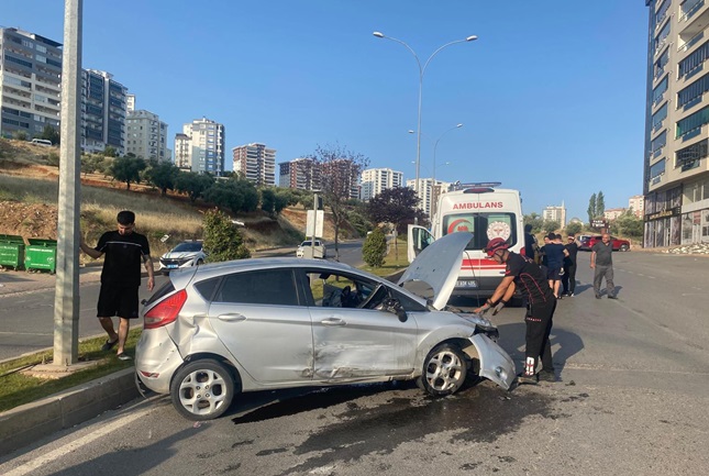Kahramanmaraş’ta iki otomobil çarpıştı: 1 yaralı Kahramanmaraş’ta iki otomobilin çarpışması