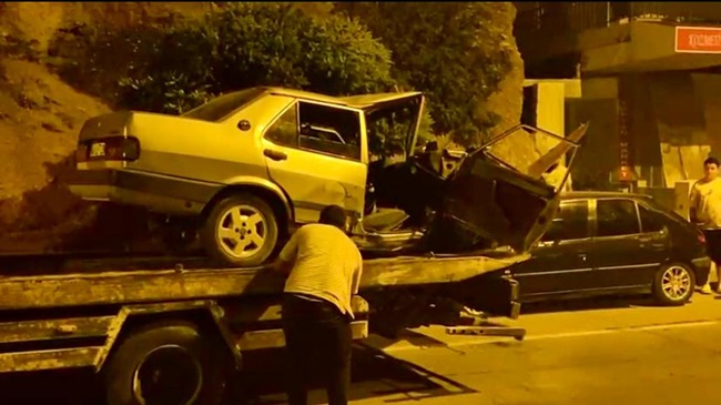 Kahramanmaraş’ta Trafik Kazası: Park Halindeki Araçlara Çarpan Otomobilde 2 Kişi