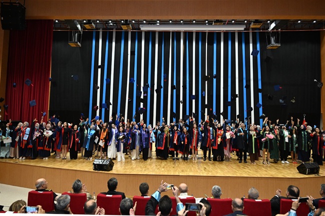 Kahramanmaraş Sütçü İmam Üniversitesinde Mezuniyet Coşkusu Kahramanmaraş Sütçü İmam Üniversitesi