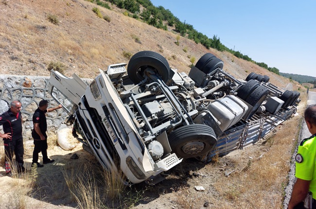 Kahramanmaraş’ta saman yüklü tır devrildi: 1 yaralı Kahramanmaraş’ta saman yüklü