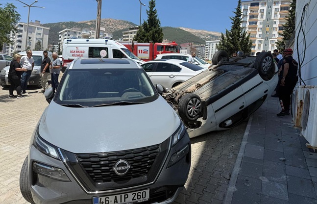 Kahramanmaraş’ta Kontrolden Çıkan Otomobil Ters Döndü: Şans Eseri Yaralanan Olmadı