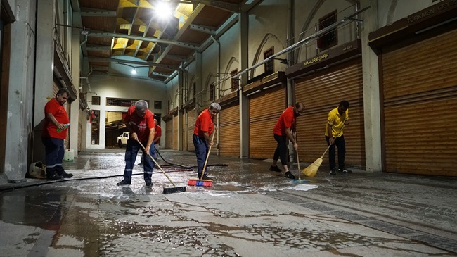 Büyükşehir’den Kapalı Çarşı’da Kapsamlı Temizlik Seferberliği Kahramanmaraş Büyükşehir Belediyesi, şehrin