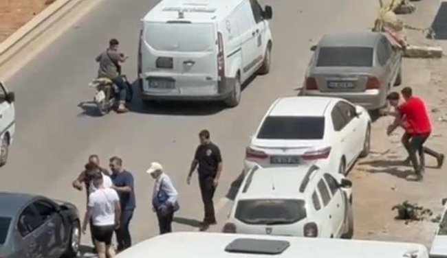 Kahramanmaraş’ta Motokuryeye Trafikte Saldırı  Kahramanmaraş’ta trafikte motokuryeye otomobilinden inen iki