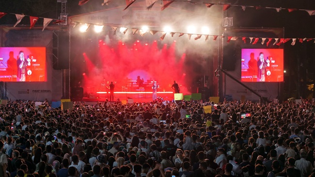 Mustafa Ceceli, Fuar Akşamını Şenliğe Çevirdi Geleneksel Ağustos Fuarı’nda sahne