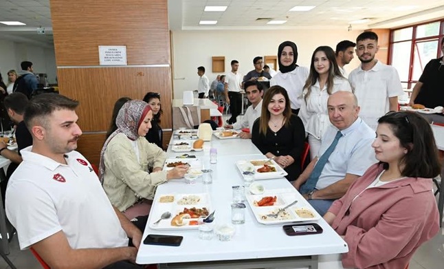 KSÜ’de Dönemin İlk Gününde Öğrencilere Özel İkram KSÜ Rektörü Prof.