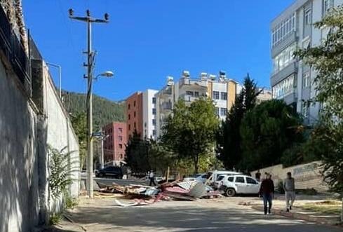 Kahramanmaraş’ta Şiddetli Rüzgar: Çatılar Uçtu, Direkler Devildi Kahramanmaraş’ta gece yarısı