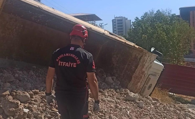 Kahramanmaraş’ta Hafriyat Yüklü Kamyon Devrildi: 1 Yaralı Kahramanmaraş’ta hafriyat yüklü