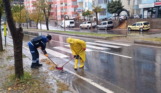Büyükşehir, Sağanak Yağışın Etkilerini Gidermek İçin Sahada Kahramanmaraş Büyükşehir Belediyesi,