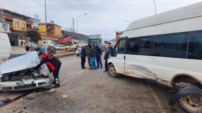 Pazarcık’ta Trafik Kazası: 2 Kişi Yaralandı Kahramanmaraş’ın Pazarcık ilçesinde servis