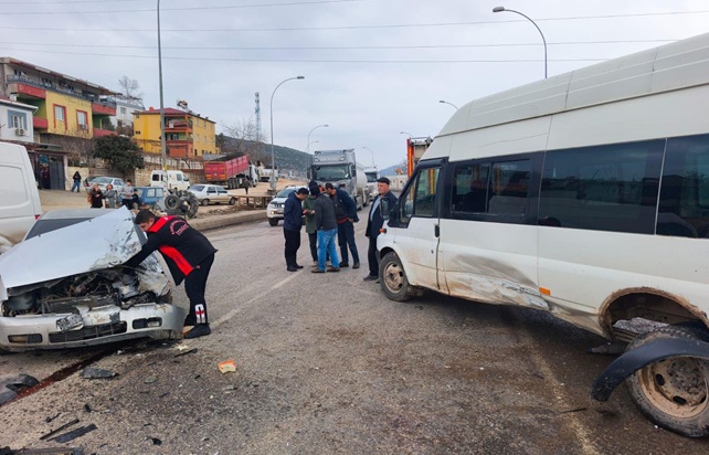 Pazarcık’ta Trafik Kazası: 2 Kişi Yaralandı Kahramanmaraş’ın Pazarcık ilçesinde servis