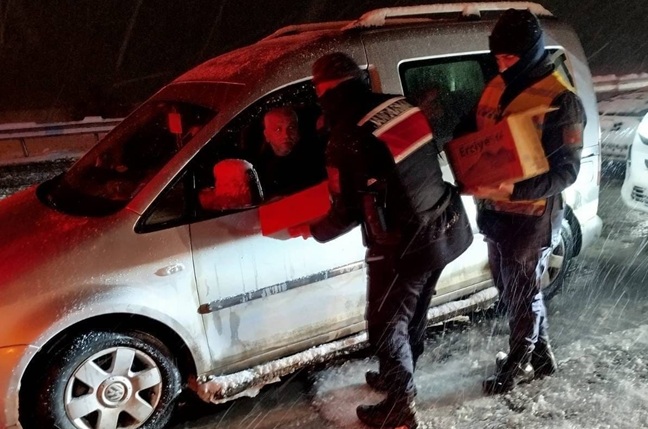 Kahramanmaraş’ta Yolda Kalan Vatandaşlara Jandarma ve Kızılay’dan Destek Kahramanmaraş İl