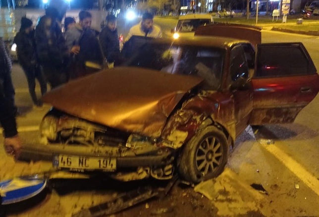 Kahramanmaraş’ta Trafik Kazası: 1’i Çocuk 4 Yaralı Kahramanmaraş’ta sürücüsünün kontrolünü