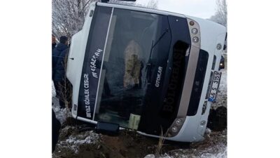 Kahramanmaraş’ta İşçi Servisi Devrildi Kahramanmaraş’ın Elbistan–Çoğulhan Karayolu’nda termik santrale işçi