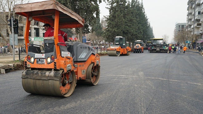 Altyapısı Tamamlanan Kesimde Sıcak Asfalt, Kaldırım ve Refüj Yenilemesi Yapılıyor