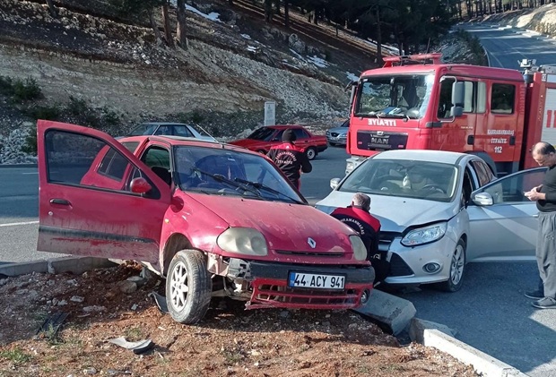 Kahramanmaraş’ta iki otomobil çarpıştı: 2 yaralı Kahramanmaraş’ta iki otomobilin çarpışması