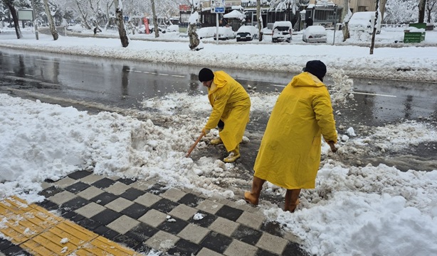 Büyükşehir, Yürüyüş Yollarını da Temizliyor Büyükşehir Belediyesi, kar yağışının ardından