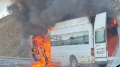 Kahramanmaraş’ta seyir halindeki minibüs alev topuna döndü Kahramanmaraş’ta seyir halinde