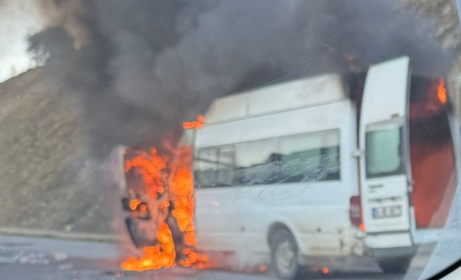 Kahramanmaraş’ta seyir halindeki minibüs alev