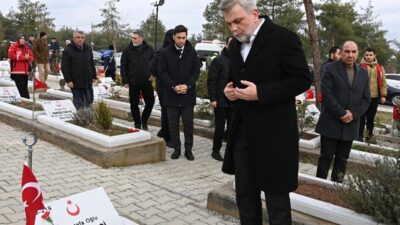 Deprem Şehitleri Kabri Başında Dualarla Yad Edildi 6 Şubat depremlerinin