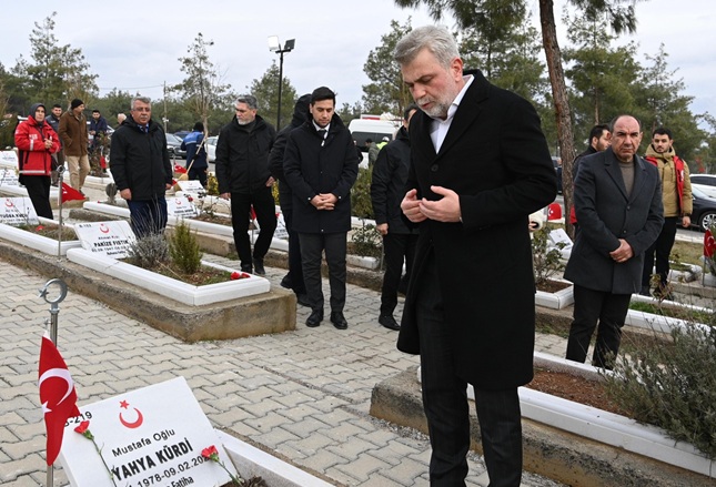 Deprem Şehitleri Kabri Başında Dualarla