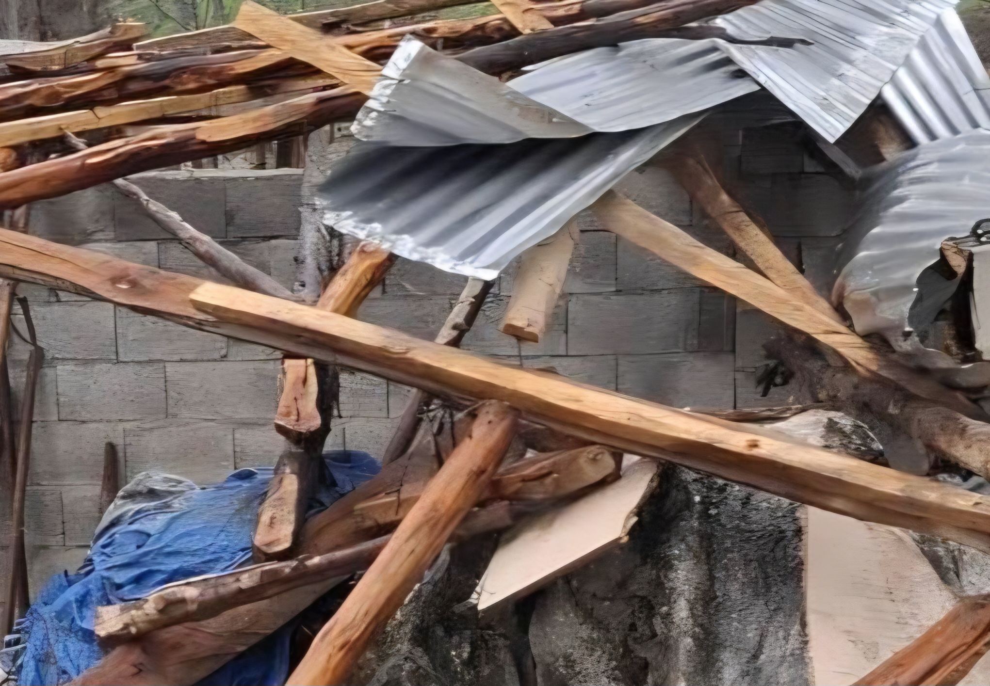 Andırın’da Hortum Hayatı Felç Etti Çatılar Uçtu, Asırlık Ağaçlar Devrildi