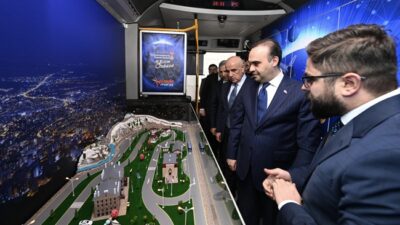 Bakan Kacır’dan Büyükşehir’in Bilim Otobüsü’ne Övgü Programı kapsamında şehre gelen