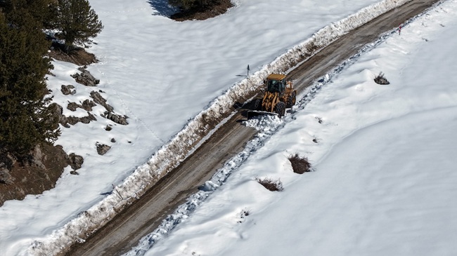 Büyükşehir Belediyesi, Göksun kırsalında olumsuz hava koşullarıyla mücadelesini durmaksızın sürdürüyor.