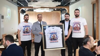 Başkan Toptaş, Efeler Ligi’ne yükselen Onikişubat Belediye Spor ile şampiyonluk