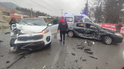 Kahramanmaraş’ın Onikişubat ilçesinde iki otomobilin karıştığı trafik kazasında 6 kişi