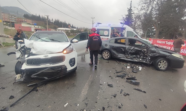 Kahramanmaraş’ın Onikişubat ilçesinde iki otomobilin