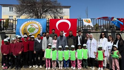 Pazarcık’ta düzenlenen “Geleceğe Nefes Oluyoruz” fidan dikim etkinliğinde öğrenciler ve