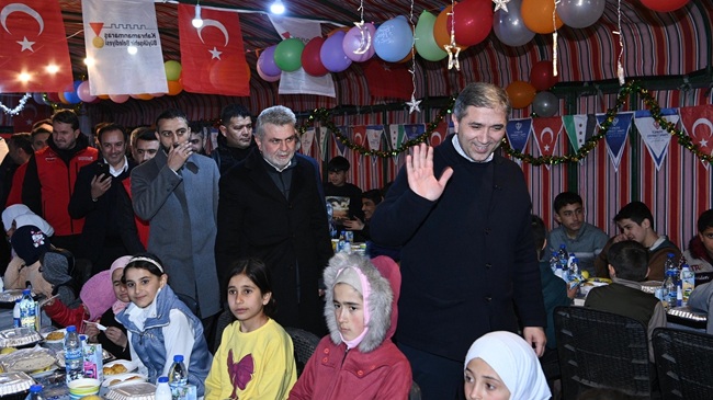 Büyükşehir Belediyesi, Ramazan ayında kardeşlik sofrasını Suriye’nin İdlib şehrine kurdu.