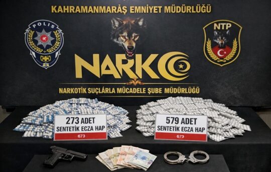 Kahramanmaraş’ta polis ekiplerince düzenlenen narkotik operasyonlarında yüzlerce sentetik ecza hap