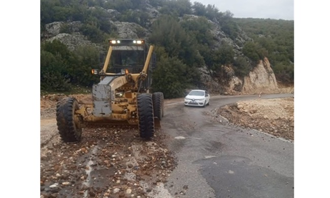Haydar İkizer, bayram tatiline rağmen ilçe genelinde yol bakım ve