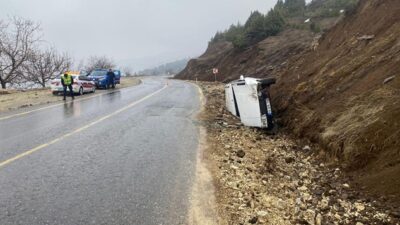 Kahramanmaraş’ın Dulkadiroğlu ilçesinde meydana gelen tek taraflı trafik kazasında 3