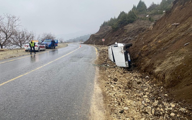 Kahramanmaraş’ın Dulkadiroğlu ilçesinde meydana gelen tek taraflı trafik kazasında 3