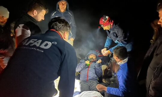 Kahramanmaraş’ın Çağlayancerit ilçesinde, Engizek Yaylası’nda mahsur kalan 8 kişilik dağcı