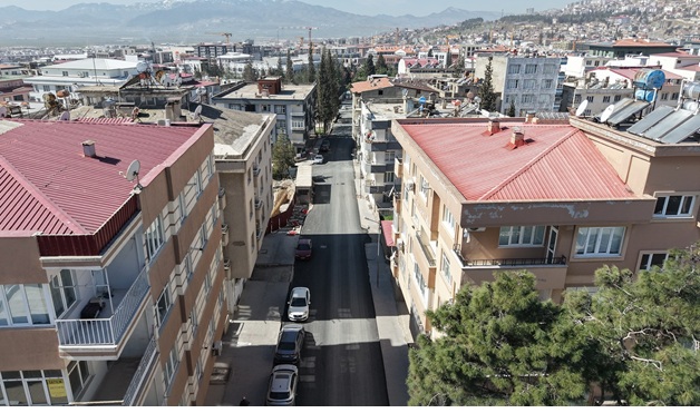 Büyükşehir Belediyesi, Dulkadiroğlu Yenişehir Mahallesi’nde başlattığı asfalt serimini yoğun bir