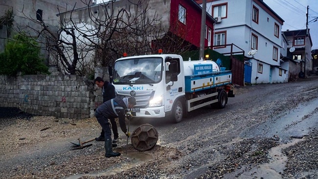 Büyükşehir Belediyesi ve KASKİ ekipleri,